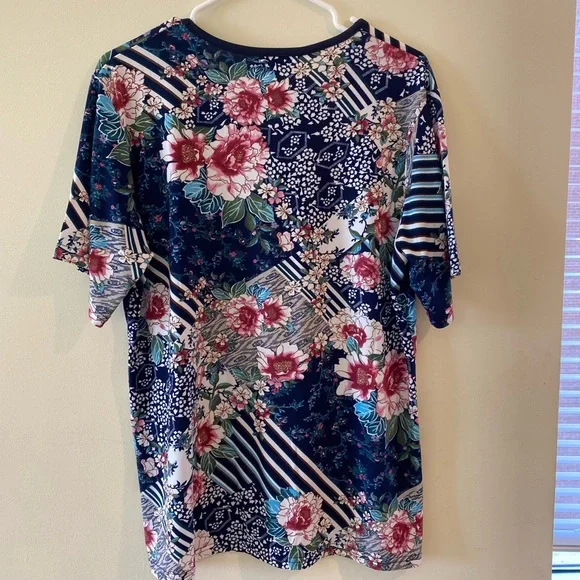 Floral Pattern Top - Picture 2 of 3